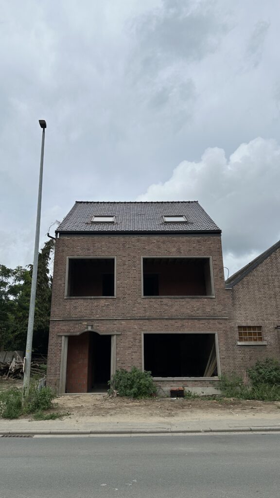 Afgewerkt hellend dak asse